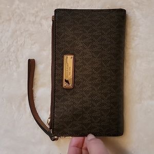 Michael Kors Jet Set Medium Size Wristlet/Wallet